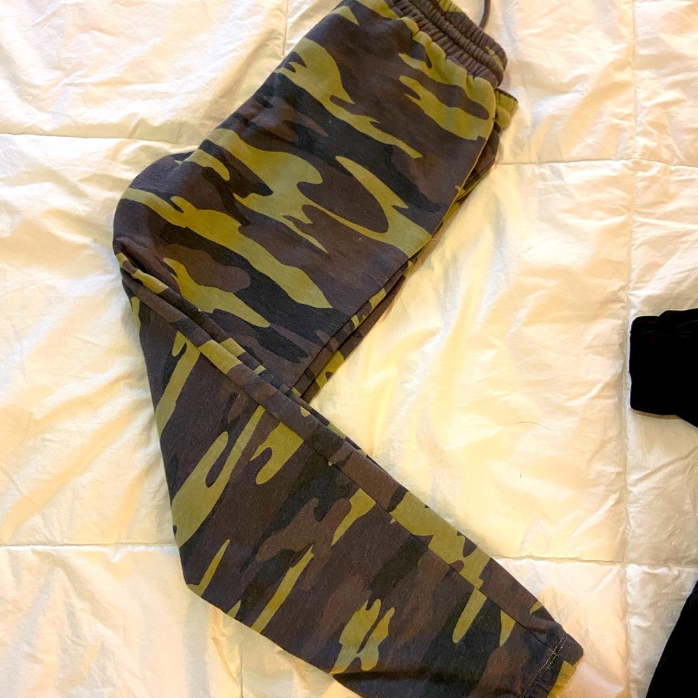 Camo jogger size small